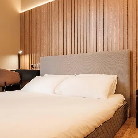 8 Building * Лісабон